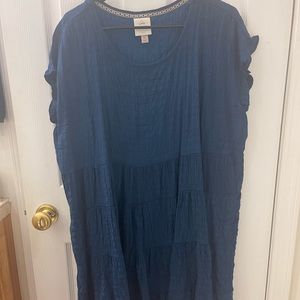 Excellent condition dress super flowy. Perfect for spring/summer coming up.